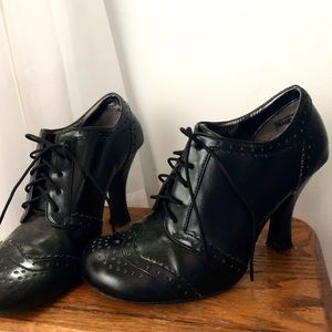 Vintage-Inspired heeled Mary Jane booties
